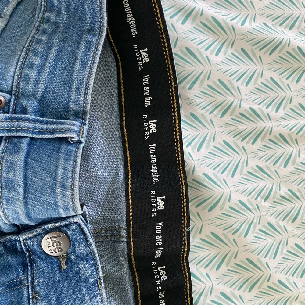 Lee Women's Denim Capris with Cuffed Hem - Picture 4 of 6